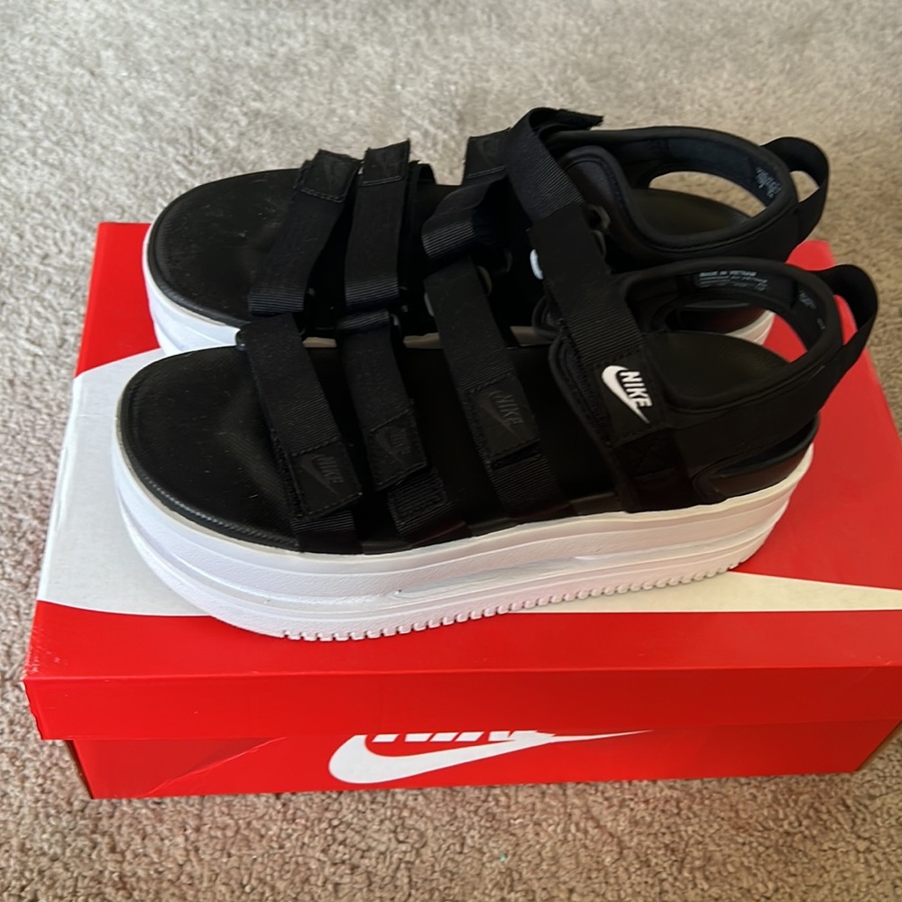 NIKE platform icon classic sandals